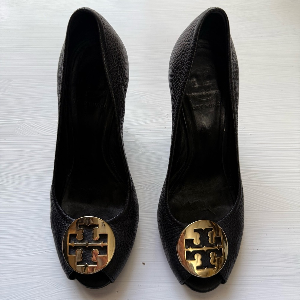 TORY BURCH BENTON LOGO PEEP TOE WEDGE HEEL PUMP SZ 7.5 M BLACK PRE-OWNED